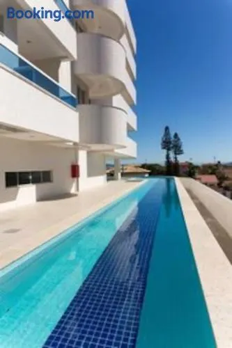 Apartamento Completo com Piscina no Condomínio em Cabo Frio - Image 1