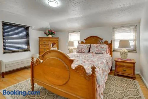 3 bedroom colonial house - Image 1