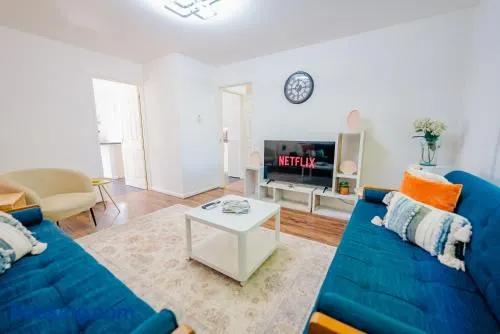 6 BR House with Free Parking, Garden & Fast WiFi - Image 1