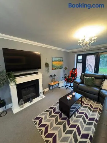 #100 Comfortable 4-Bed House in Rugby - Sleeps 8 - Perfect for Contractors and Families - Free Parking - Image 1