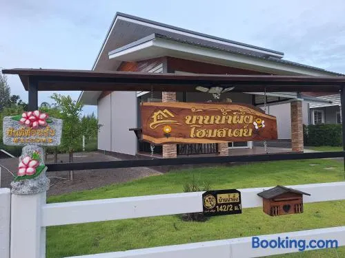 บ้านน้ำผึ้งโฮมสเตย์ Pool & Garden - Image 1