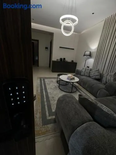 شقة بغرفة نوم وصالة أنيقة - Image 1