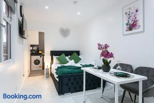 TOS Luxury Apartment Modern Private Studio - Image 1