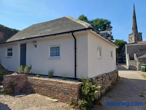 Detached Cottage in heart of Castle Donington with private parking - Image 1