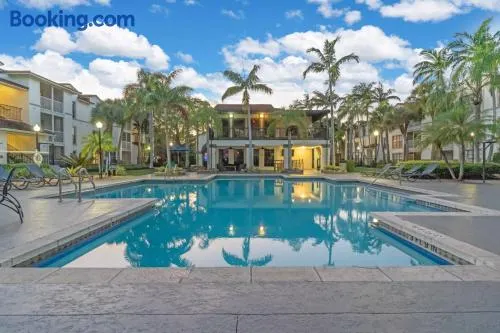 Coastal 1BR Retreat in Fort Lauderdale - Image 1