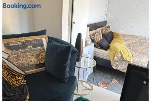 1 Bed Apartment Sleeps 2 - Free Parking - Pets - Image 1