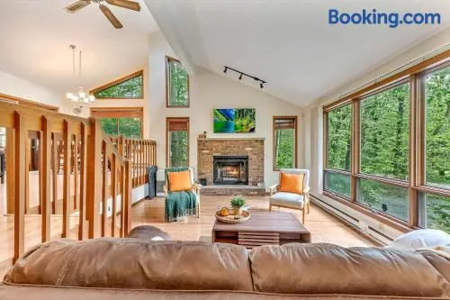 Pocono Cottage with Golf Course Hot Tub, Fire Pit Near Kalahari - Image 1