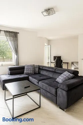 Stilvolles Apartment mit zwei Bädern Terrasse und Parkplatz nahe Rhein und Bonn Zentrum - Image 1