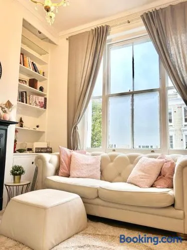 Charming 2 Beds in Chelsea By Earl's Court Station - Image 1