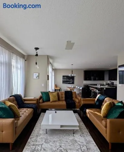 Waterfront Home, Fireplace, 90 min to Banff - Image 1