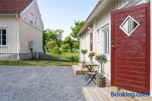 Prästgården i lantlig miljö med fyra sovrum, dusch, kök och vardagsrum - Image 1