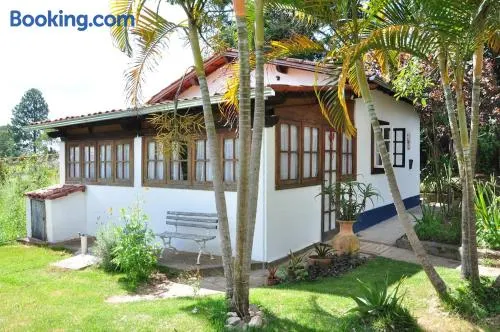 Casa COMPLETA, 2 quartos, Estacionamento GRATUITO, WIFI 300MB, frigobar, microondas, fogão e jardim - Image 1