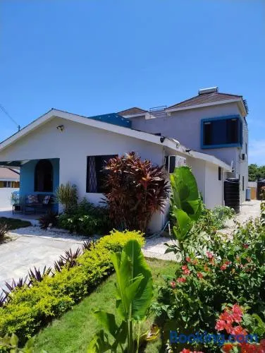 Modern vacation home near beach - Image 1