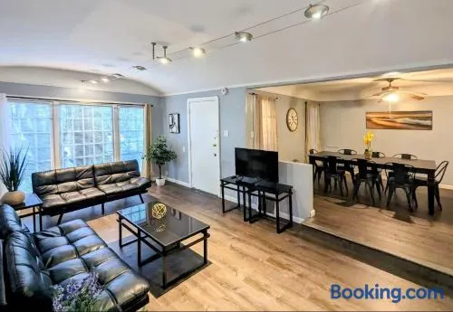 Spacious 3 bedroom home by Melrose and 10 minutes to Hollywood Walk of Fame - Image 1
