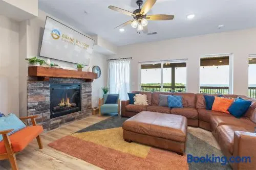 Lake Lookout Retreat and 9bdr - Image 1