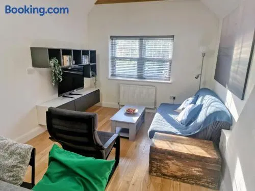 Bright 2-Bed Flat with Free Parking near Whetstone - Image 1
