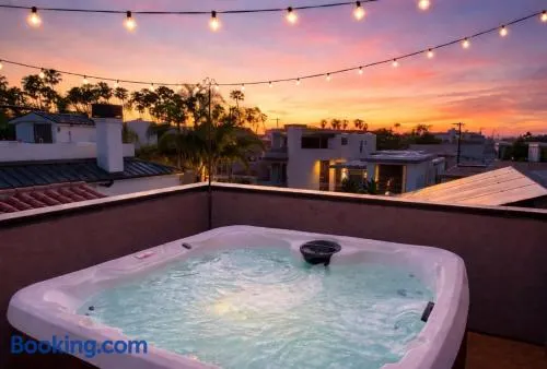 Naples Island Rooftop Hot Tub Walk to 2nd St - Image 1