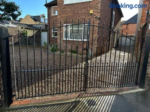 Large 2-bedroom maisonette with free parking - Image 1