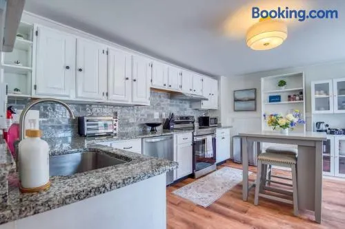 Spacious 6BR close to Portsmouth beaches and UNH - Image 1