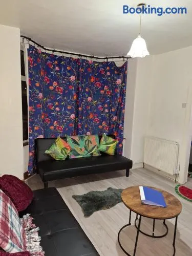 'Sun Nest' Spacious home Sleep upto 6 Guests Near Town and George Eliot Hospital Nuneaton - Image 1