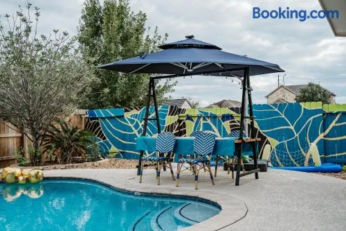 Serene 4BR Lux Home w Heated Spa Pool Massage Chair - Image 1