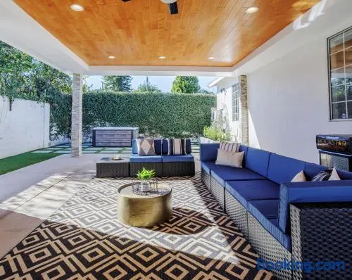 New 5 bed w/hot tub close to Universal sleeps 12 - Image 1