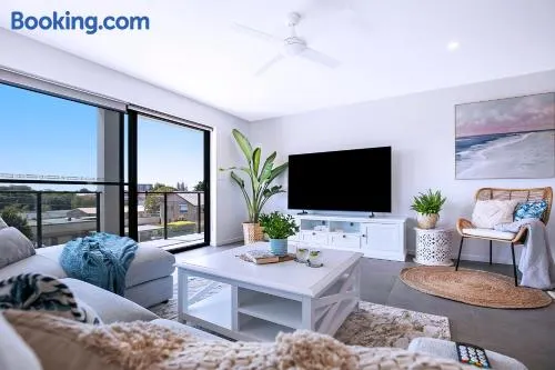 HOT Stylish Costal 3 ensuite apartment on Redcliffe, Brisbane - Image 1