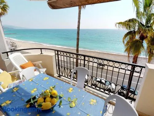 Superbe 3P en bord de mer avec terrasse et garage à Menton - Image 1