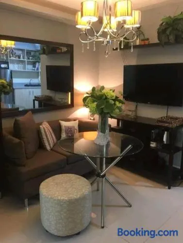 Elegant 2BR Condo unit with free WiFi - Image 1