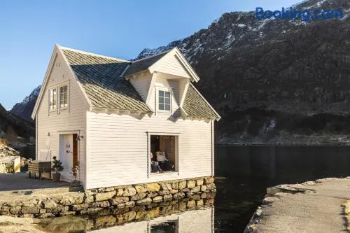 Exclusive fjord getaway with sauna - Image 1