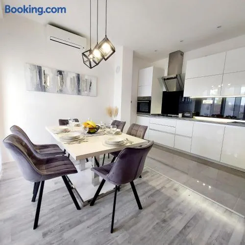 Luxury Garden Penthouse *MK* - Image 1