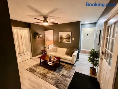Modern 2BR Near CMMC and downtown - Image 1