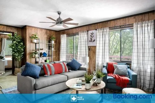Hot Tub Deck Screened Porch Fire Pit & WiFi - Image 1
