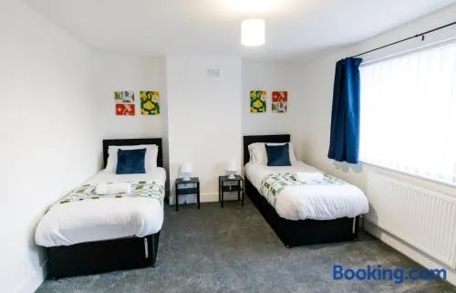 Spacious 2Bed - Great for Contractors - Driveway&Garden - Image 1