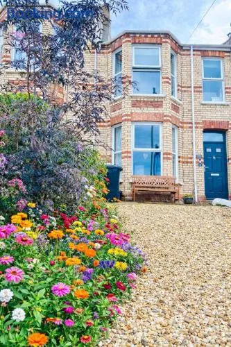 Ocean Terrace, Ilfracombe, 4 bedrooms, Sleeps 8, Stunning Sea Views, Parking, Garden, Pet Friendly - Image 1