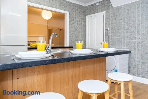 Shirley House 4, Guest House, Fully Equipped Kitchen with Fridge, Washer, Dryer, Self Catering, Self Check in, Great for Contractors, 5 min to BAT, 20 min to Fawley Refinery, close to Southampton Central, Ideal for Longer Stays - Image 1