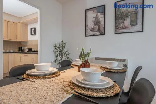 3-Bed Serviced Apt near M62, Leeds - Ideal for Up to 6 Guests - Long Stay Options - Free Parking and Wifi - Image 1