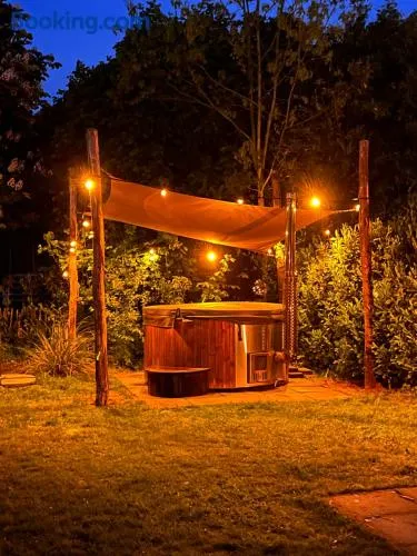 Vrijstaande 6 persoons Bungalow hottub en pizzaoven op vakantiepark - Image 1