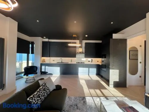 Penthouse 2 Bed Modern Steps to Station - Image 1