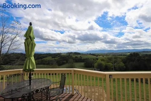 Serenity with Mountain Views 3BR Deckside Views - Image 1