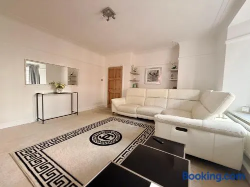 Luxurious 2BR stay in London-GerrardsCross-Wembley-private carpark-short walk to train station - Image 1