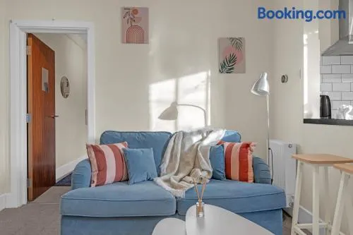 Sleek 1-Bed Retreat, 2-Min Walk to Chiswick Park Tube - Image 1