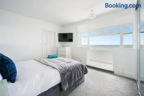 Ocean View in Worthing, 5 bedrooms for 10, 3 Bathrooms, Hot Tub, Parking for 6, Seaview - Image 1