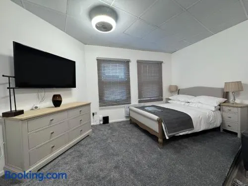 Modern Studio Flat in Bramhall - Image 1