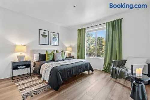 Luxury 2BDR with Parking & Pool - Marina del Rey - Image 1