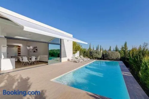 Preciosa villa con piscina climatizda, las Colinas - Image 1