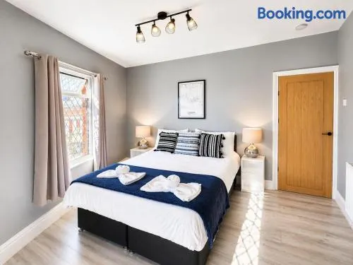 2 Bed House, Sleeps 5, Ideal for Contractors, St Helens, Long Term Stays Weekly & Monthly Offers - Image 1