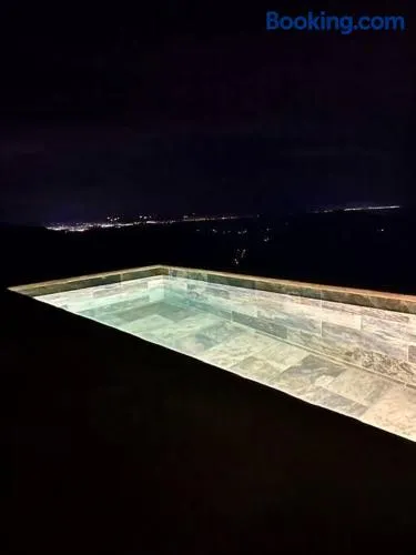 Cabaña con piscina y vista al mar - Image 1
