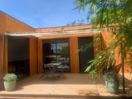Chalet 1 contemporain dans son écrin de verdure - Image 1