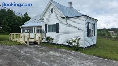3 Bdrm Country Farmhouse with Free Boat Ramp Access - Image 1